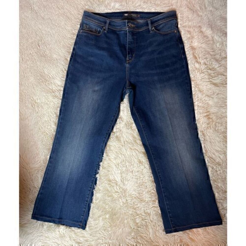 EUC Levi’s Perfectly Slimming 512 Bootcut Short Embellished Jeans Size 16